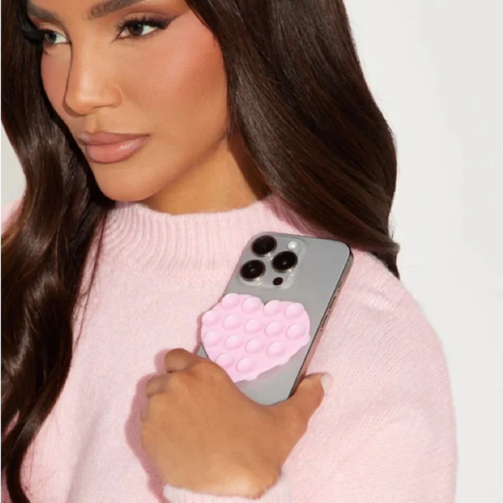 Fashion Nova “Hard Not To Love” Phone Gripper – Pink Heart Suction Cup Mount